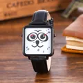 Gros plan d'une montre à quartz carrée avec cadran panda sur un bureau en bois - Visage de Panda Aiguille Rouge (5)