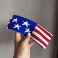Detailierte Strickstruktur des Sportstirnbands mit US-Flaggenmuster für Fitness und Yoga - Sternenstreifen Quadratisches Muster (Kleines Quadrat)
