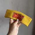 Détail du bandeau de sport en tricot jaune avec broderie pixel Strive Power - Jaune
