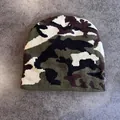 Vue détaillée de dessus d'un bonnet en tricot camouflage classique sur une surface en pierre - M / Vert Militaire