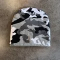 Détail d'un bonnet en maille camouflage montrant la texture délicate du tricot - M / Gris