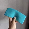 Vue détaillée de la texture en tricot doux et du tissu élastique de ce bandeau sport turquoise - Bleu lac