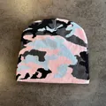 Gros plan détaillé du motif camouflage rose et bleu sur un bonnet d'hiver en maille - M / Rose