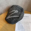 Detail der BOSTON-Stickerei auf verwaschenem Denim-Barett mit Vintage-Patch auf Holz - M (55-59cm) / Holzkohle Schwarz