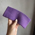 Gros plan sur le bandeau de sport en tricot violet foncé avec tissu double couche élastique - Violet foncé