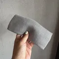 Gros plan du bandeau en maille gris clair montrant la texture douce et le tissage élastique - Gris clair
