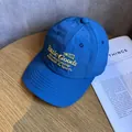 Dettaglio del ricamo giallo su cappellino da baseball in nylon blu navy ad asciugatura rapida - Regolabile / Blu