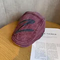 Detail der verwaschenen weinroten Baskenmütze mit Z-Patch aus Denim und Boston-Stickerei - M (55-59cm) / Burgunderrot