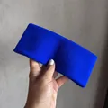 Vue détaillée du bandeau de sport bleu roi en tricot montrant la texture et l'élasticité - Bleu royal
