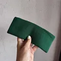 Détail d'un bandeau de sport en tricot vert foncé montrant la texture des mailles - Vert Foncé