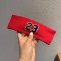 Dettaglio di una fascia sportiva rossa con ricamo dettagliato del numero 23 - Rosso