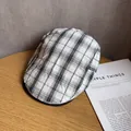 Detail van retro geruite pet met zwarte bies op een minimalistisch houten oppervlak - M / Zwart-wit Geruit