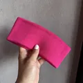 Vue détaillée du bandeau tricoté rose fuchsia avec une texture côtelée douce et souple - Rose rouge
