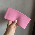 Détail du bandeau en maille côtelée rose montrant la texture douce et élastique du tissu - Rose