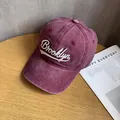 Dettaglio macro del cappello vintage bordeaux lavato con ricamo Brooklyn in rilievo - Borgogna