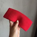 Gros plan d'un large bandeau de sport tricoté rouge avec texture à côtes verticales - Rouge