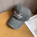 Dettaglio cappello baseball grigio slavato con ricamo Brooklyn bianco in stile vintage - Grigio