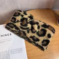 Detalle de la diadema de punto con estampado de leopardo, nudo y etiqueta de cuero - Leopardo Café