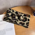 Detalle de diadema de felpa con estampado de leopardo y etiqueta de cuero marrón - Leopardo Caqui