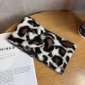 Primer plano de la diadema de punto con estampado de leopardo y etiqueta de cuero - Leopardo Beige