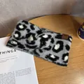 Detalle de diadema de punto de leopardo con etiqueta de cuero NY sobre madera - Leopardo Gris