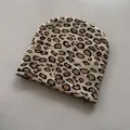 Dettaglio del motivo jacquard leopardato su un berretto in maglia color kaki - M / Beige