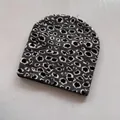 Dettaglio della trama a maglia jacquard leopardata su un caldo berretto invernale - M / grigio scuro