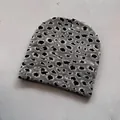 Dettaglio della trama a maglia e del motivo leopardato su un berretto invernale caldo - M / Grigio chiaro