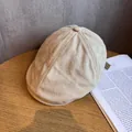 Detalle de la textura de gorra tipo boina en ante beige sobre una mesa de madera - Ajustable (55-59cm) / Beige