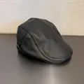 Vista dettagliata della coppola in pelle PU nera con fibbia di regolazione argento - M (56-59cm) / Nero