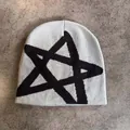 Détail d'un bonnet en maille gris avec un grand motif d'étoile noire et une texture douce - M / Gris