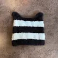 Detalle del gorro de punto con rayas y orejas de gato con textura suave y diseño tierno - M(54-58cm) / Negro y Azul Claro