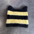 Primer plano del gorro de punto con orejas de gato, textura suave y rayas amarillas y negras - M(54-58cm) / Negro y Amarillo