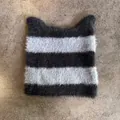 Primer plano del gorro de punto con rayas negras y grises y orejas de gato suaves - M(54-58cm) / Negro+Gris