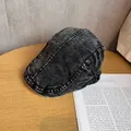 Dettaglio del tessuto denim nero lavato e delle cuciture di qualità della coppola retrò - M / Nero