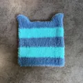Primer plano de gorro con orejas de gato a rayas azules y textura de lana suave - M(54-58cm) / Azul Oscuro y Azul Lago
