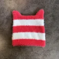 Detalle del gorro de punto con rayas y orejas de gato en suave felpa rosa y blanca - M(54-58cm) / Rojo Sandía y Blanco