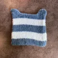 Primer plano de un gorro de punto de rayas azules y blancas con lindas orejas de gato - M(54-58cm) / Azul Oscuro + Blanco