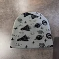 Detail van grijze gebreide muts met zwarte jacquardpatronen van raketten en planeten in de ruimte - M(54-58cm) / Grijs