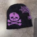 Dettaglio del berretto in maglia morbida con motivi jacquard di teschio e ragnatela - M(54-58cm) / Nero Viola