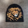 Dettaglio della trama a maglia del berretto nero con motivo a testa di leone ricamato - M (52-58cm) / Nero