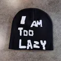 Detalle del gorro de punto negro con texto blanco I AM TOO LAZY y textura de tela suave - M (52-58cm) / Negro