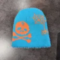 Dettaglio del berretto in maglia blu peluche con motivi jacquard teschio e ragnatela - M(54-58cm) / Blu Lago