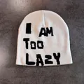 Detalle del gorro de punto con texto I AM TOO LAZY sobre superficie gris texturizada - M (52-58cm) / Beige