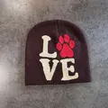 Detalle de gorro de punto marrón oscuro con texto LOVE blanco y patrón de huella de pata roja - M(52-58cm) / café