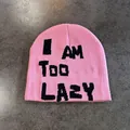 Detalle del gorro de punto rosa con texto negro I AM TOO LAZY sobre fondo gris liso - M (52-58cm) / Rosa