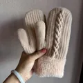 Dettaglio di muffole in maglia a trecce con polsini in ecopelliccia e fodera termica - Taglia unica / Beige