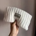 Dettaglio della fascia in maglia misto lana crema con trama a coste e logo alo alo - Bianco Sporco