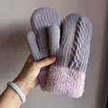 Moufle en tricot torsadé lilas avec revers en fausse fourrure rose et texture épaisse - Taille unique / Violet