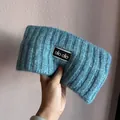 Dettaglio della fascia in lana blu con trama pelosa e toppa con logo alo alo cucita - Verde petrolio